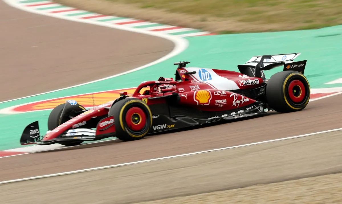 La Ferrari SF-25 con la vecchia sospensione a Fiorano