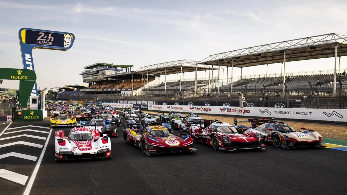 Le vetture dell'Hypercar schierate sulla griglia di partenza a Le Mans