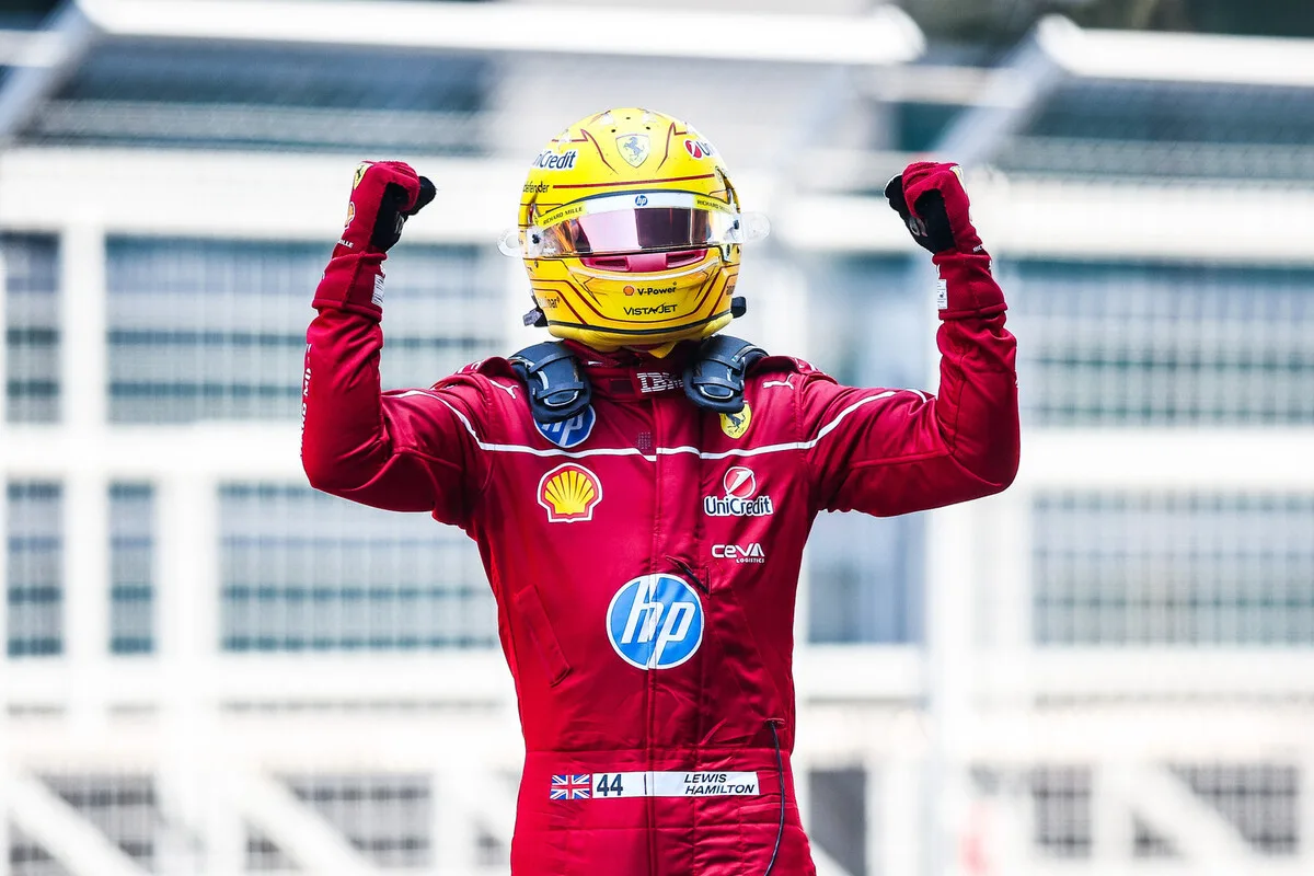 Verstappen, il talento e il vuoto: senza cuore non si va lontano Lewis Hamilton festeggia la vittoria della Sprint Race al GP di Cina