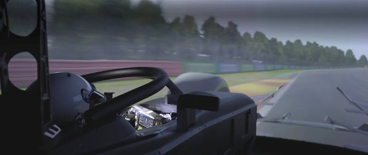 Un Sim Driver della Mercedes che lavora per il settaggio della monoposto