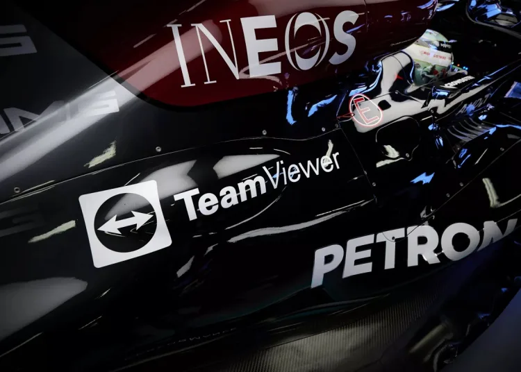 La Mercedes con il logo di TeamViewer