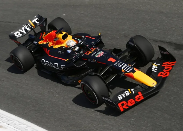 Max Verstappen alla guida della sua RB18, a Monza