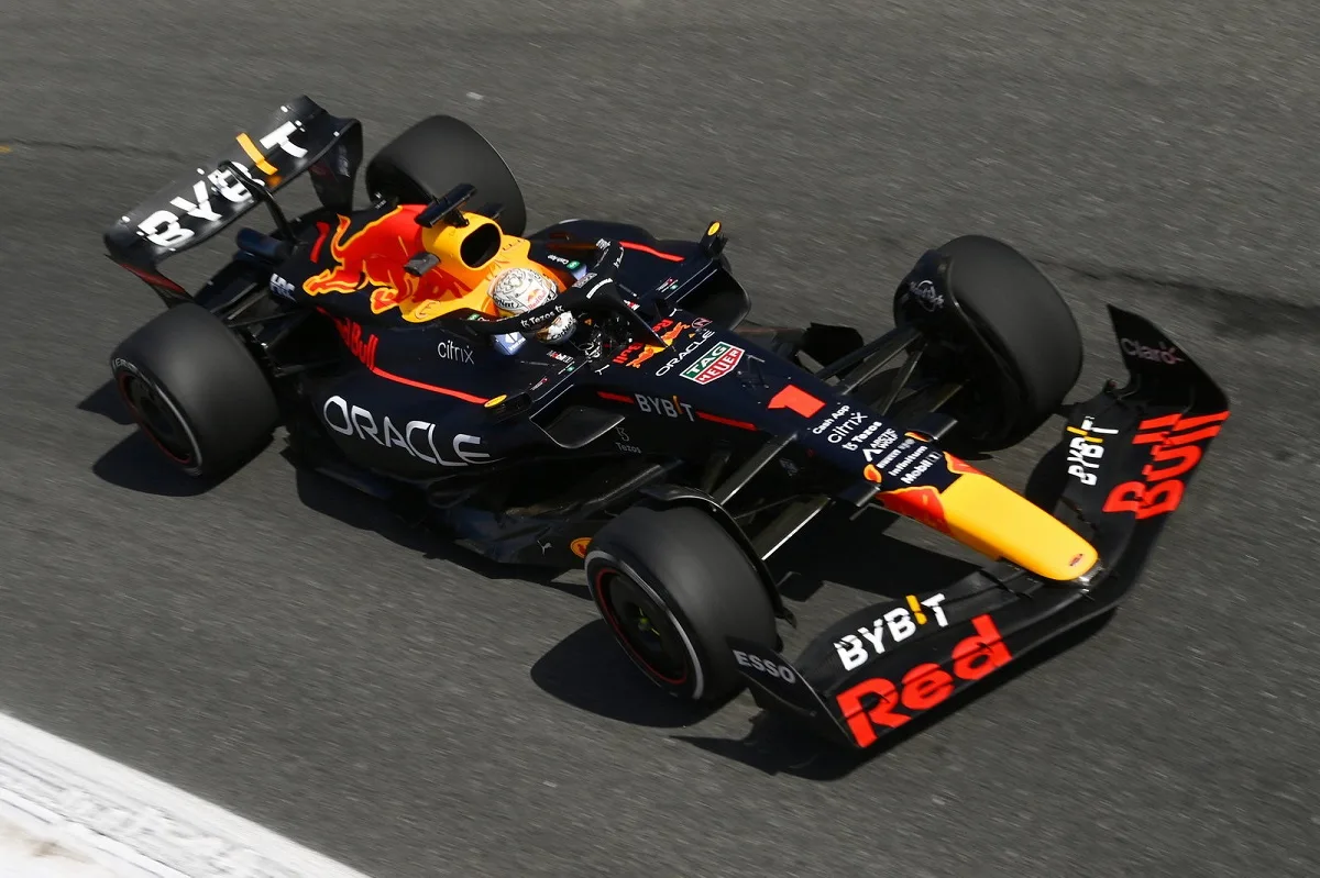 Max Verstappen alla guida della sua RB18, a Monza