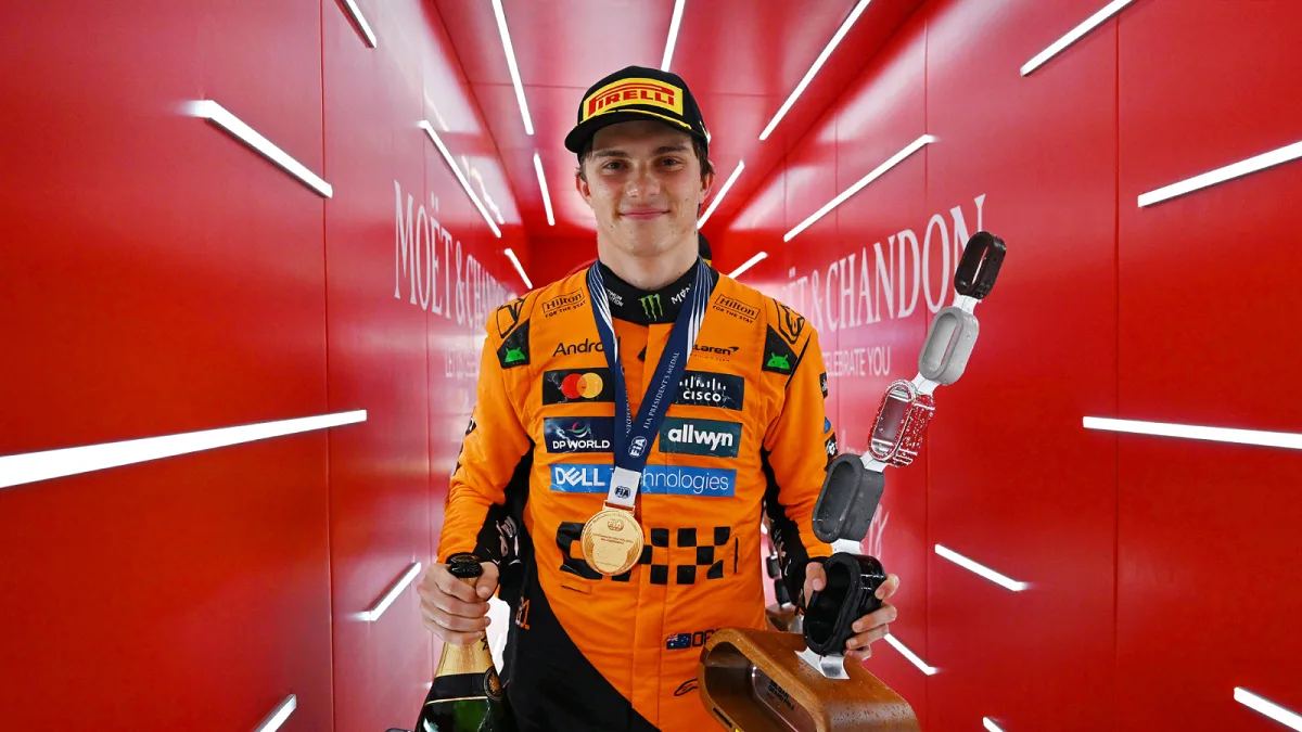 Oscar Piastri con la coppa a Spa