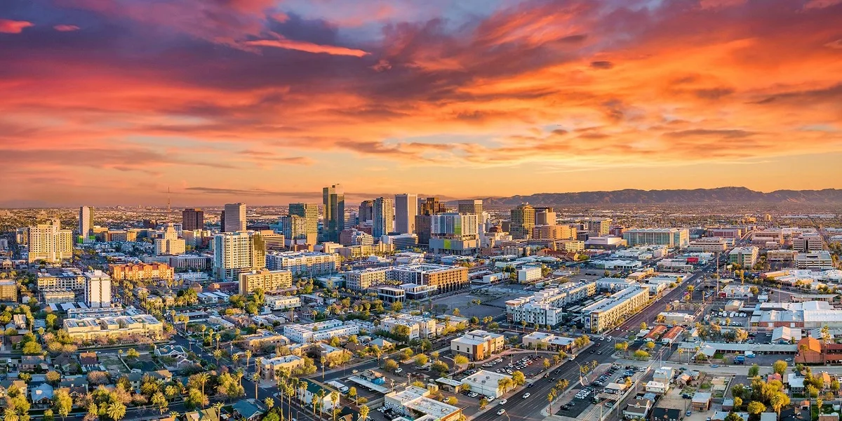 Skyline al tramondo di Phoenix, città dell'Arizona,negli USA che mira ad ospitare la Formula E