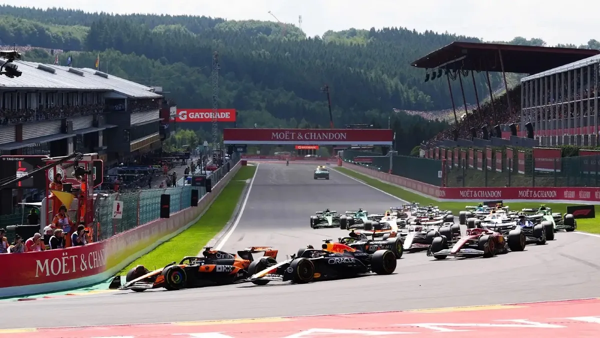 Il momento dello start della Sprint Race del Gran Premio del Belgio di F1