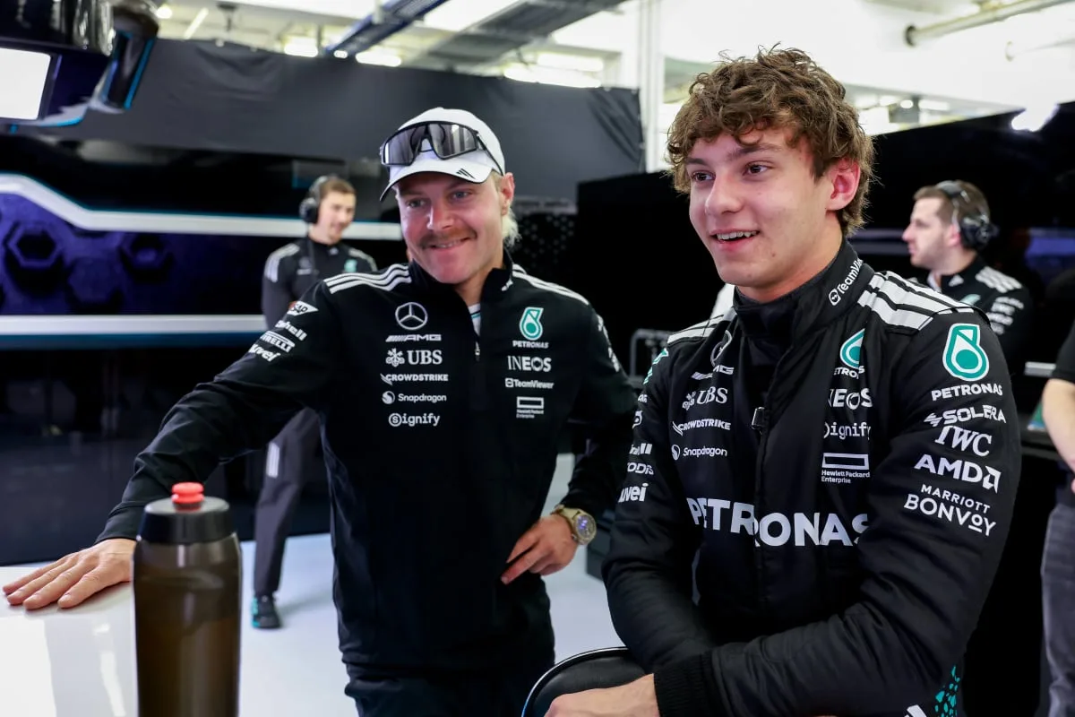 Valtteri Bottas nei box, insieme ad Andrea Kimi Antonelli