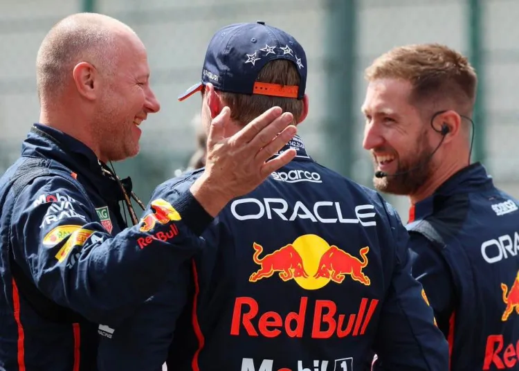 Max Verstappen con i meccanici Red Bull