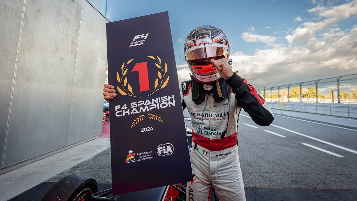 Mattia Colnaghi che festeggia il titolo della Formula 4 spagnola