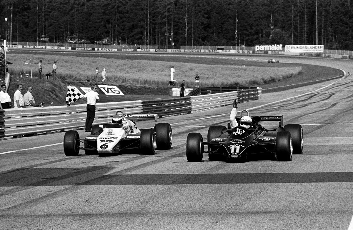 Il pilota romano della Lotus Elio De Angelis appena dopo aver tagliato il traguardo con Keke Rosberg