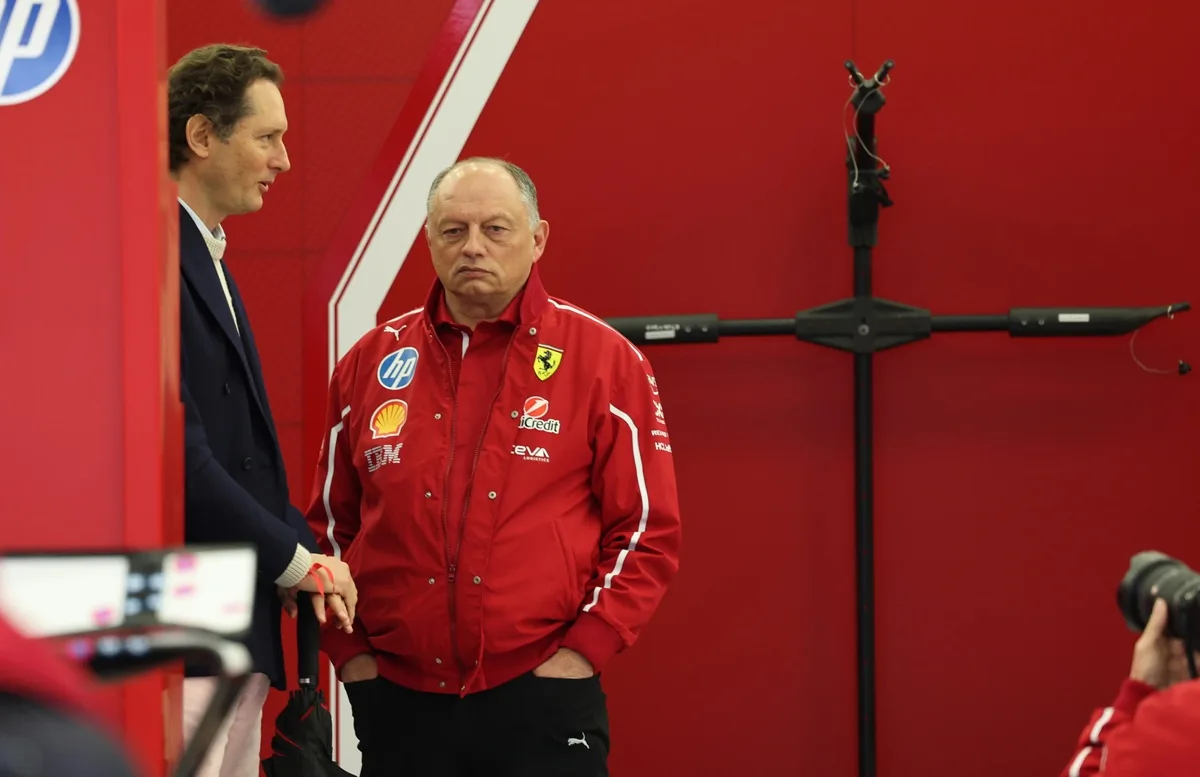 Il Presidente della Ferrari John Elkann con il team principal Frédéric Vasseur durante il secondo giorno di test del Bahrain, pre-stagionale