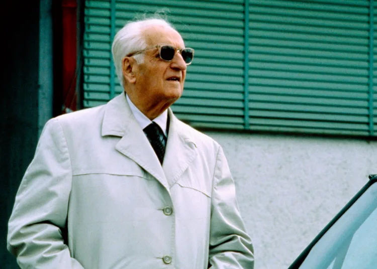 Enzo Ferrari nell'iconica posa