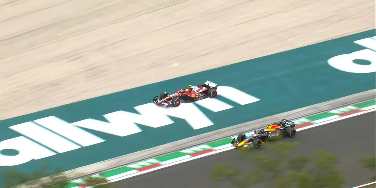 Hamilton largo in curva 4 per evitare Verstappen al Gran Premio d'Ungheria di F1