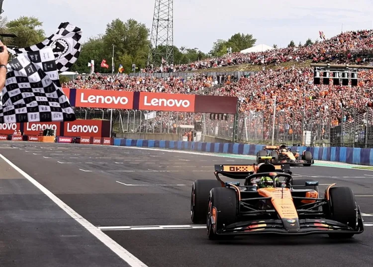 Lando Norris che taglia il traguardo