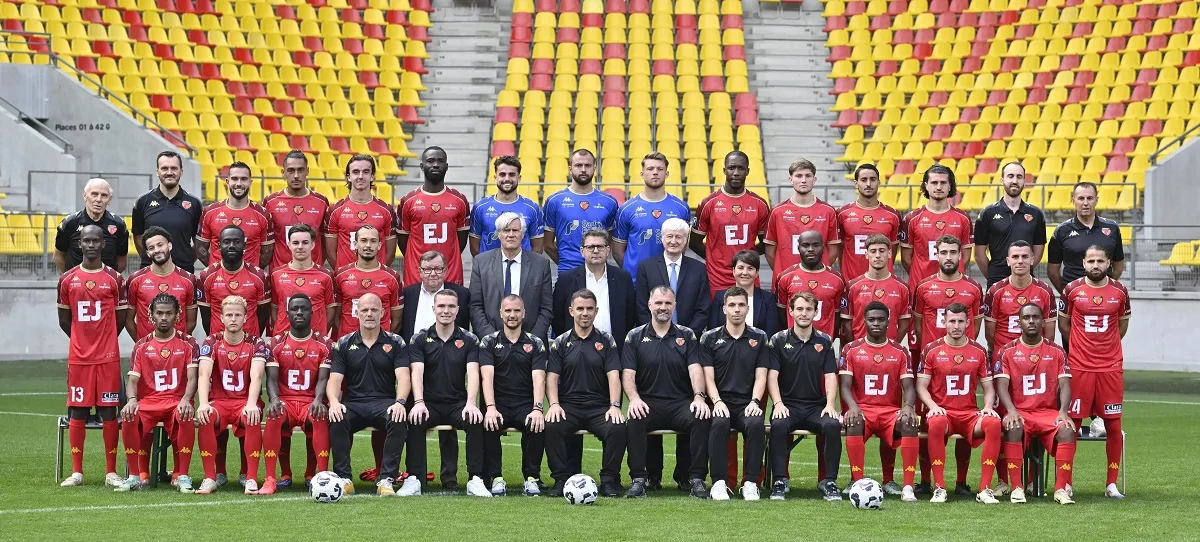 La rosa, lo staff tecnico e dirigenziale del Le Mans FC, club calcistico acquistato da Massa e Magnussen