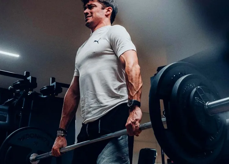 Il pilota di F1. Charles Leclerc mentre si allena, con il sollevamento dei pesi