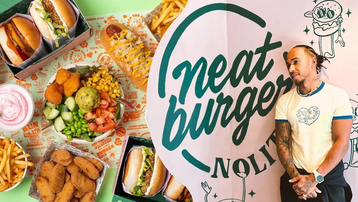 Lewis Hamilton in posa per la sua catena di fast food vegani Neat Burger