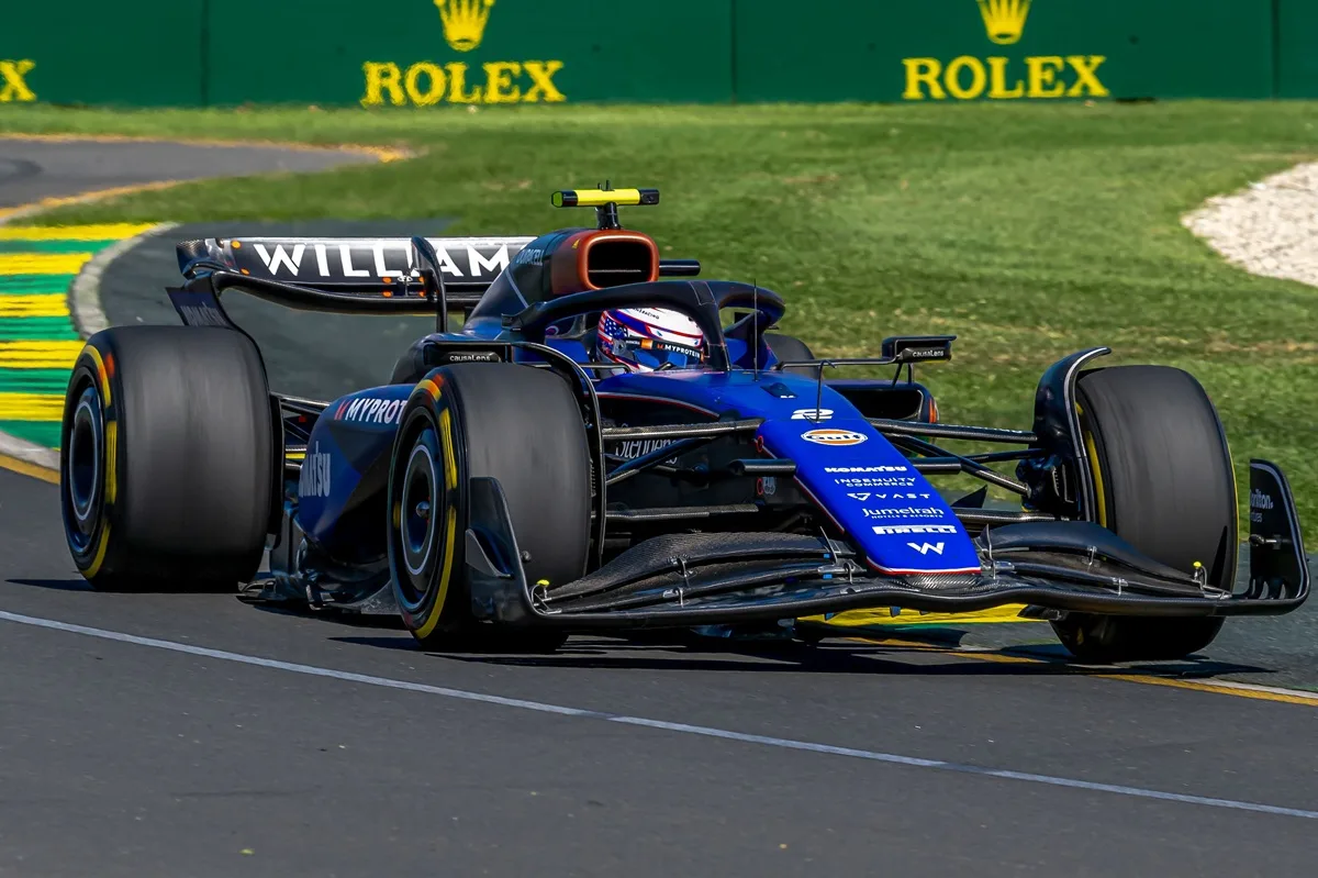 Il pilota americano Logan Sargeant all'interno della Williams FW46 al Gran Premio d'Australia del 2024