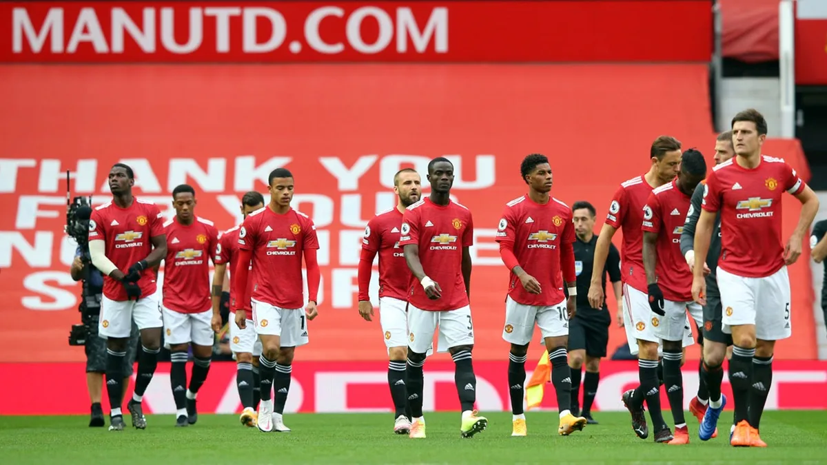 I volti tristi dei calciatori del Manchester United dopo aver perso in casa 1-6 contro i rivali del Tottenham