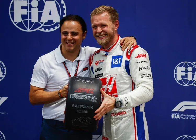 Felipe Massa che consegna il trofeo della pole della Sprint Race, a Kevin Magnussen