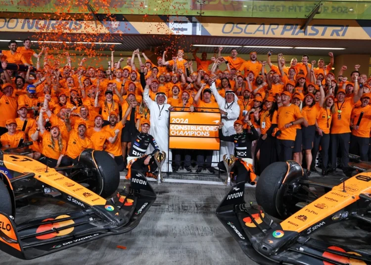 La McLaren che festeggia il nono titolo costruttori dopo il Gran Premio di Abu Dhabi