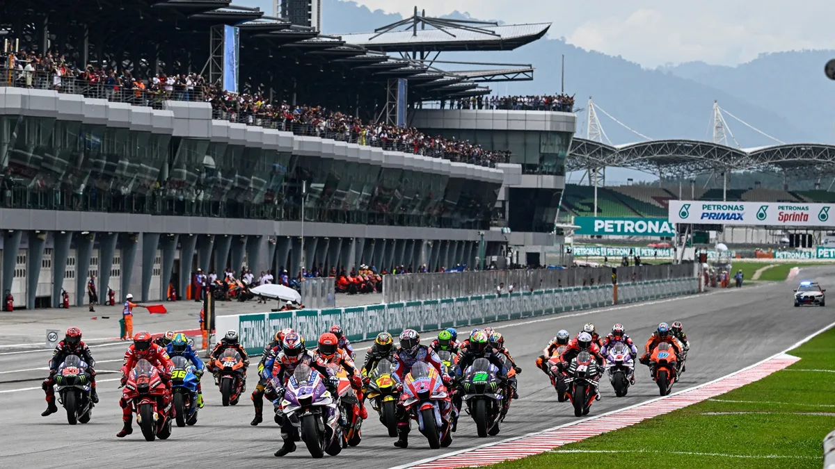 I momenti concitati dopo lo spegnimento dei semafori del GP della Malesia in MotoGP