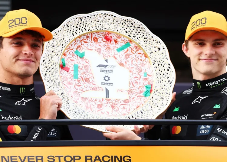 I piloti della McLaren, Lando Norris e Oscar Piastri, con il trofeo dei costruttori vinto al GP d'Ungheria
