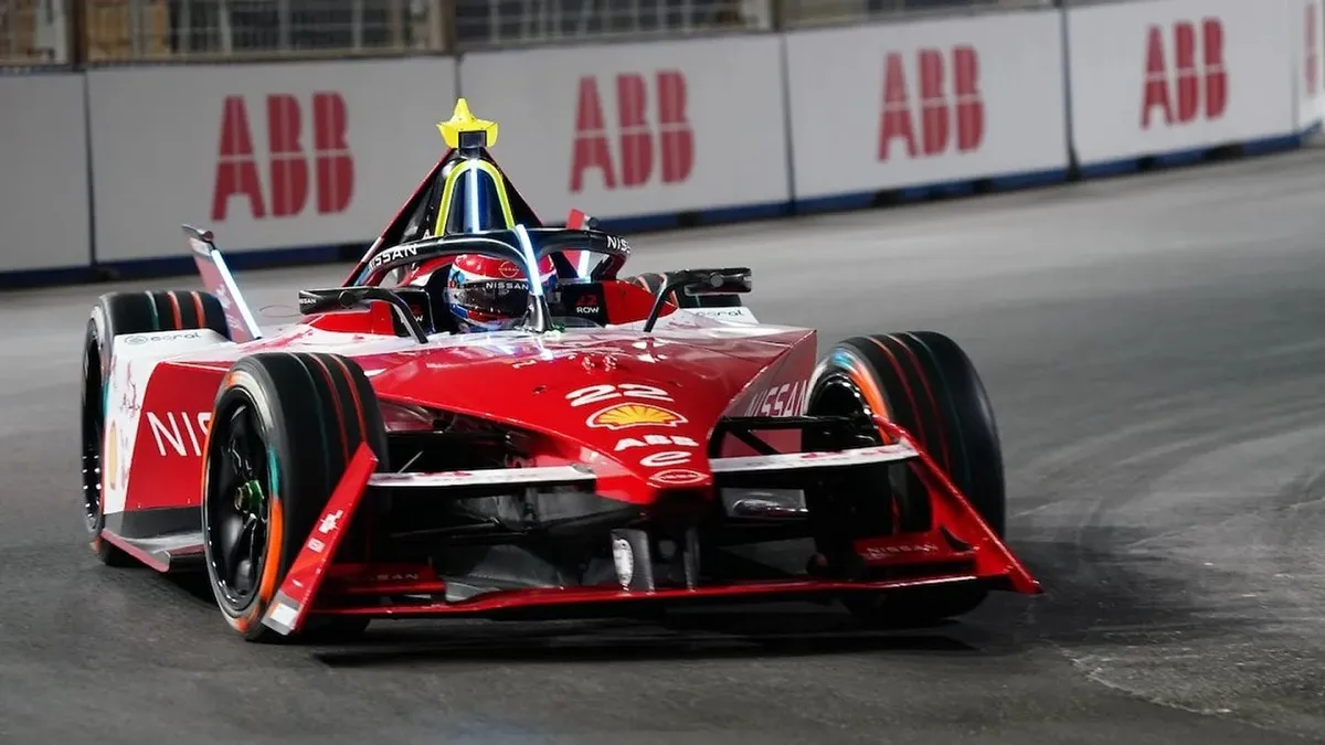 Il campione del mondo di Formula E il pilota della Nissan, Oliver Rowland, all'E-Prix di Diriyah