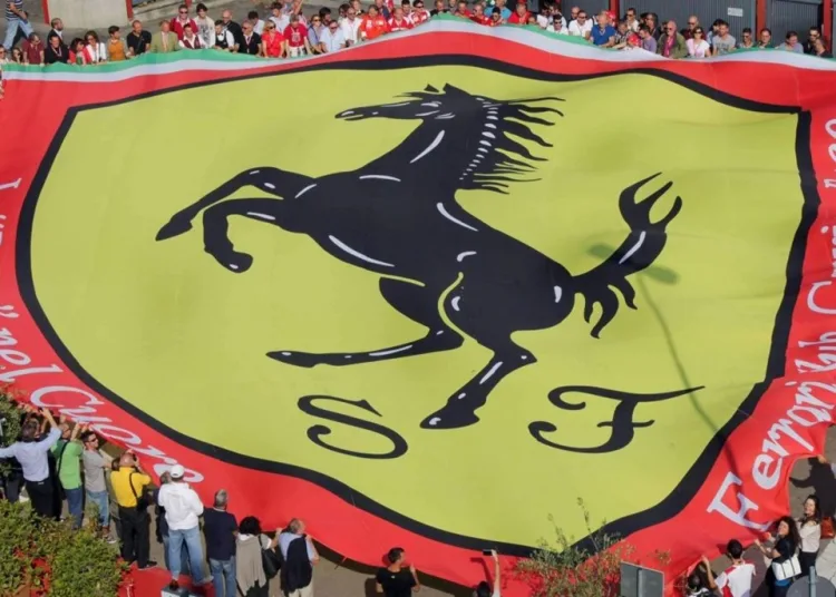 L'iconico scudo col Cavallino Rampante, simbolo della Ferrari
