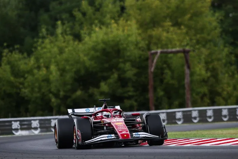 Charles Leclerc guida a SF-25
