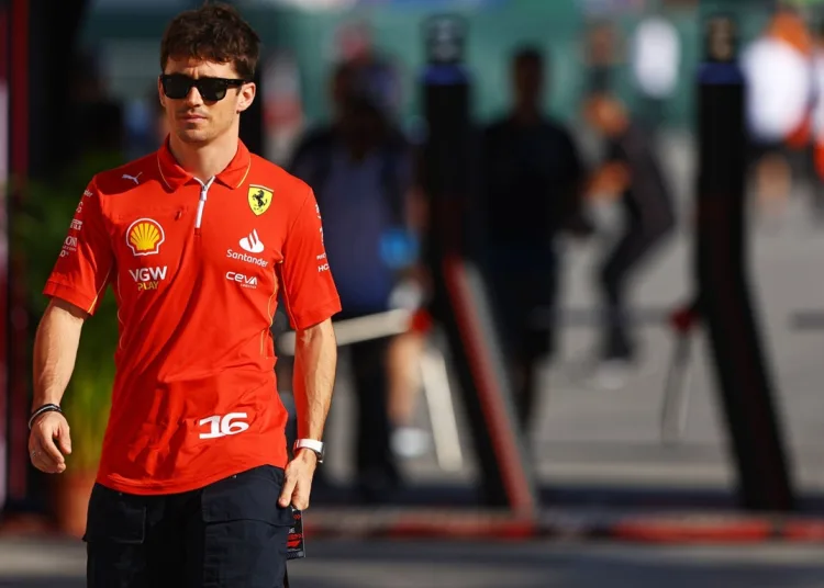 Charles Leclerc presente nel paddock durante un GP di F1