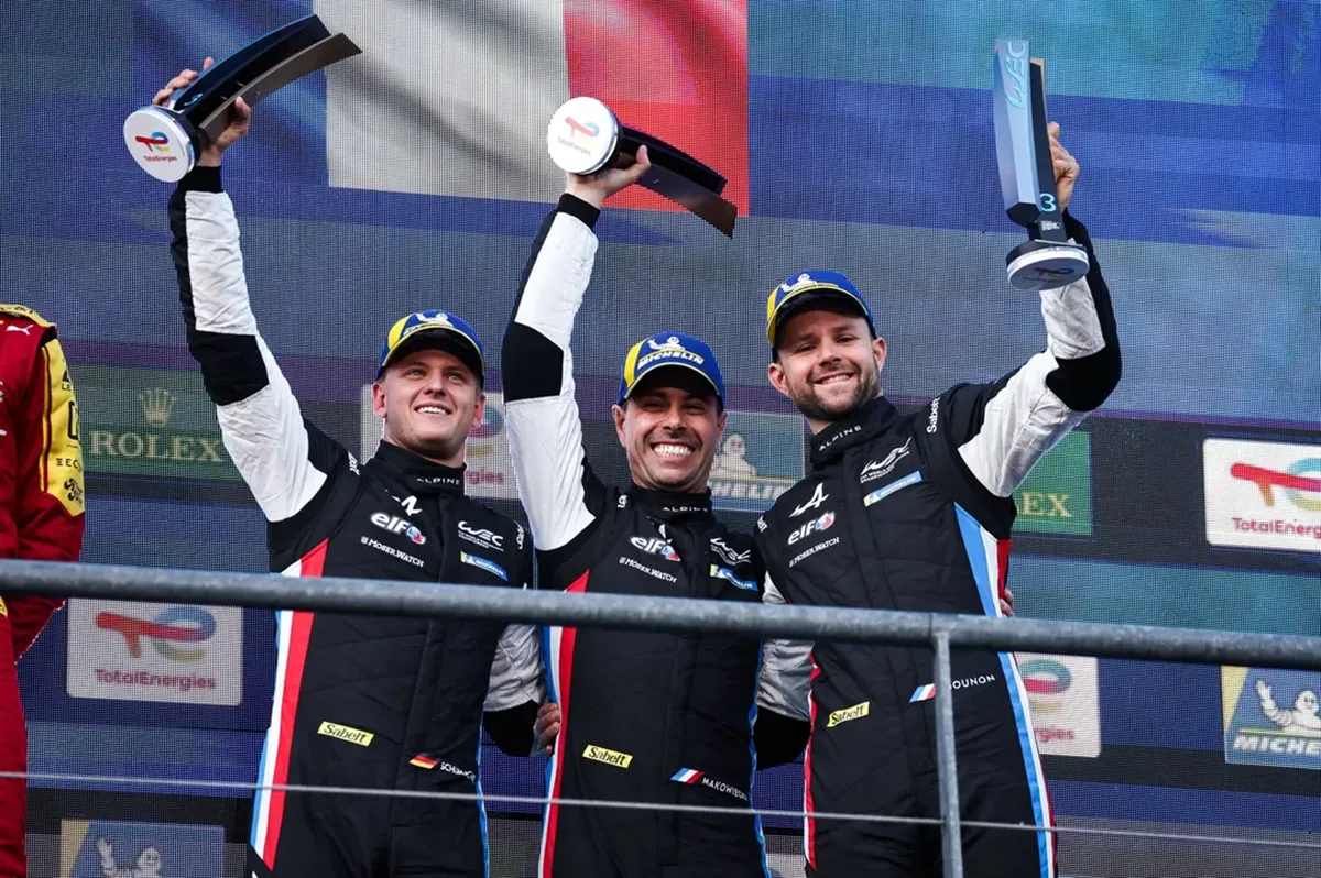 Mick Schumacher sul podio a Spa, con l'Alpine nel WEC
